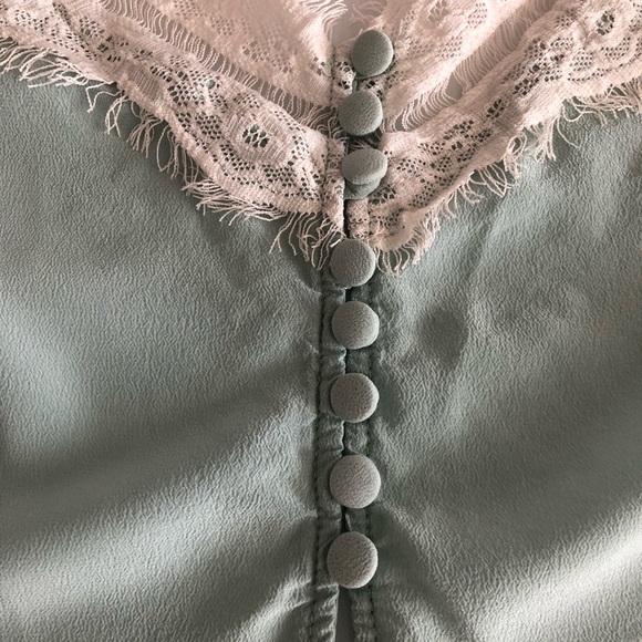 Light top. - Picture 3 of 5